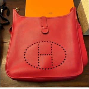 Hermés Evelyne Epsom Gen III GM Red in excellent condition. Scratch on the front
